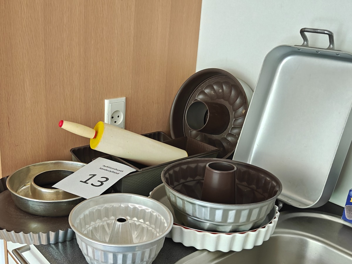 Forskellige bageforme og stegefad