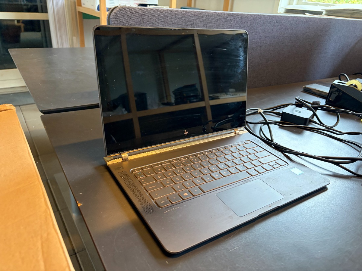 HP Spectre 13-v002no bærbar – Core i7, 8 GB RAM, 512 GB SSD – med lader