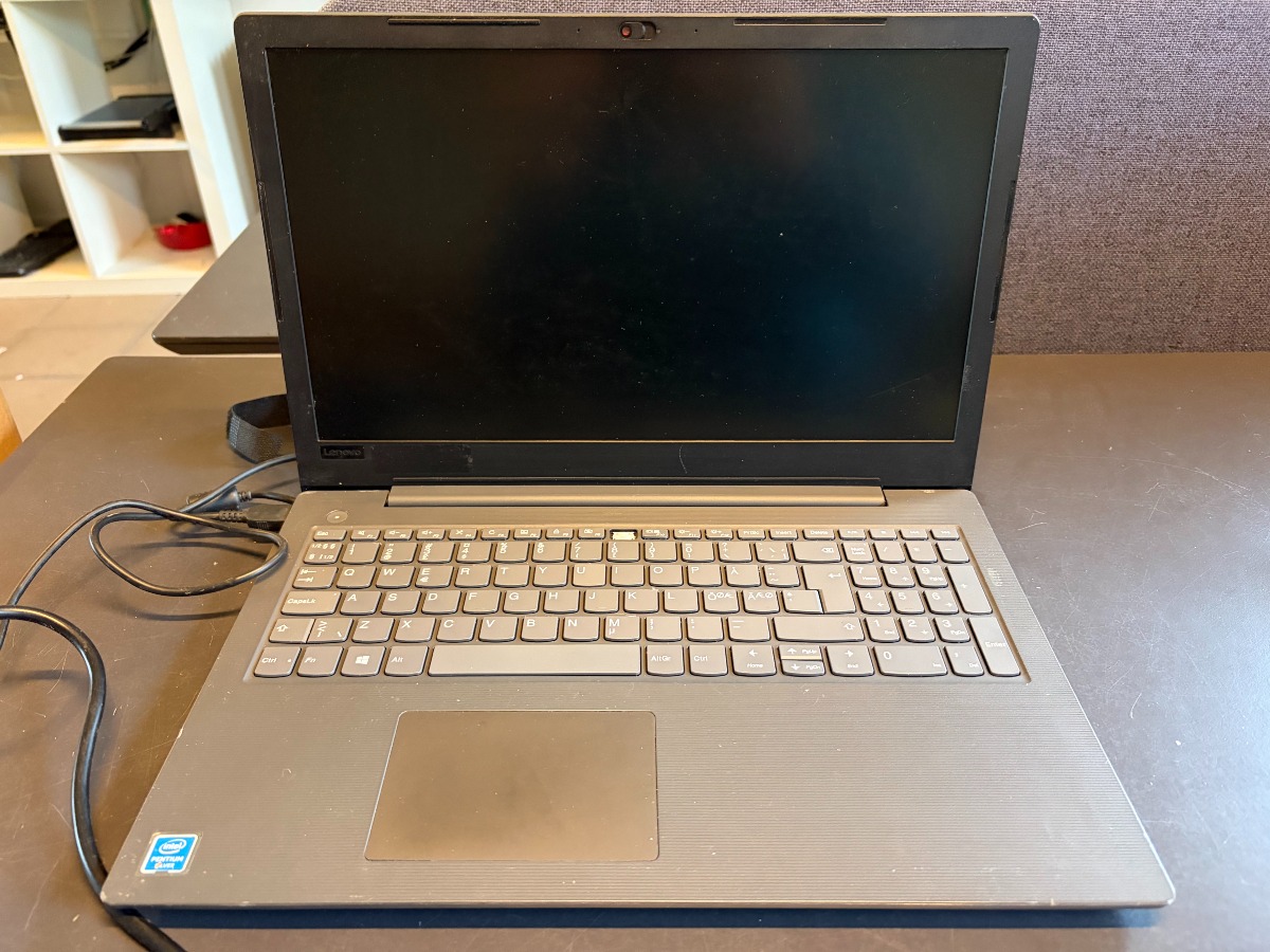 Lenovo V130-15IGM bærbar – Intel Pentium – med lader, mangler bunddæksel