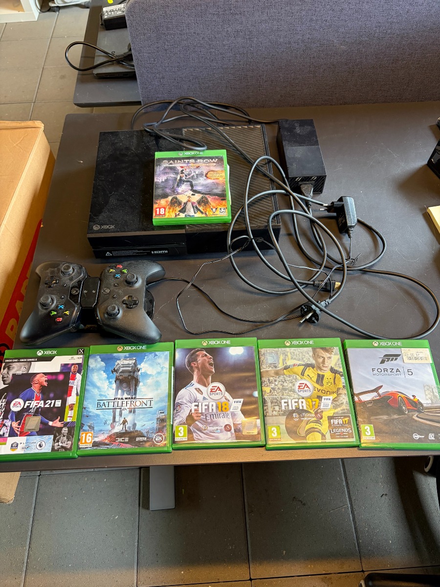 Xbox One konsol med 2 controllere, kabler og 6 spil – testet og virker