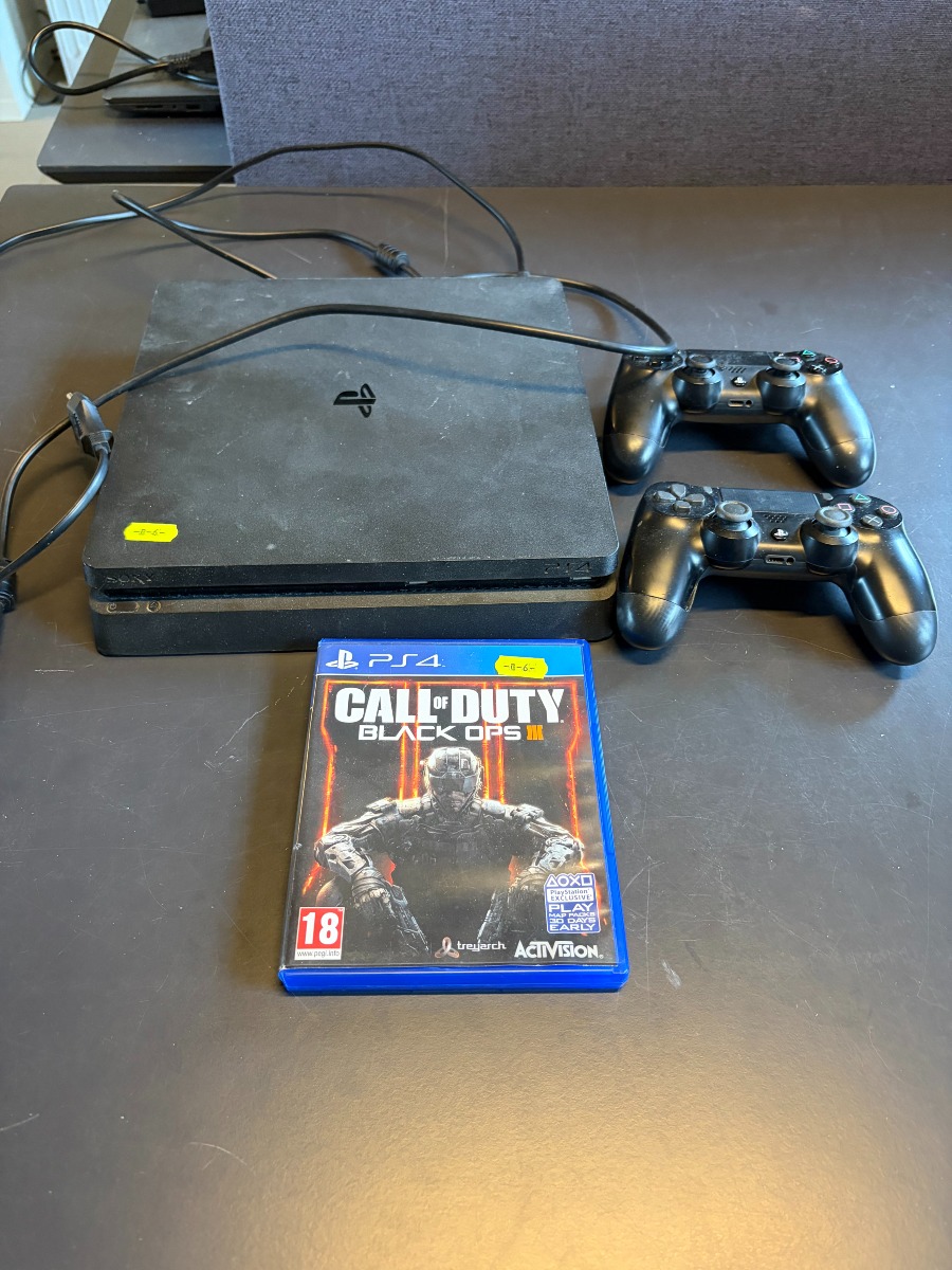 PlayStation 4 Slim med 2 controllere, kabler og Call of Duty: Black Ops III – nulstillet og testet