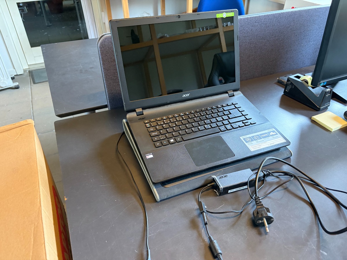 Acer Aspire ES 15 ES1-521-20ZC bærbar – AMD E1, 8 GB RAM, 1 TB HDD – med lader og køleplade