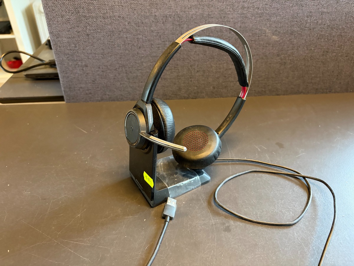 Plantronics Voyager Focus UC B825 trådløst headset med ladestation
