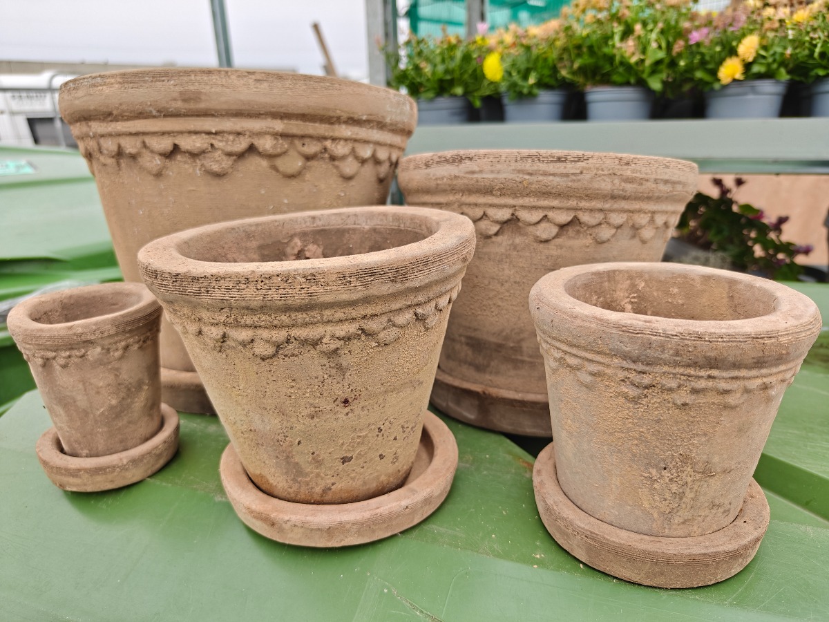 1 palle antik terracotta plantekrukker med underskål (490)
