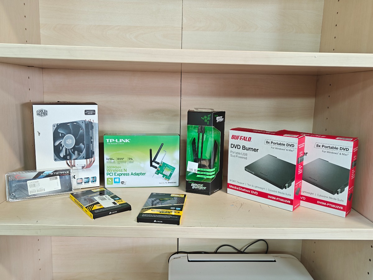 Parti computerudstyr – RAM, CPU-køler, WiFi-adapter, Razer Mouse Bungee og 2 Buffalo DVD-brændere
