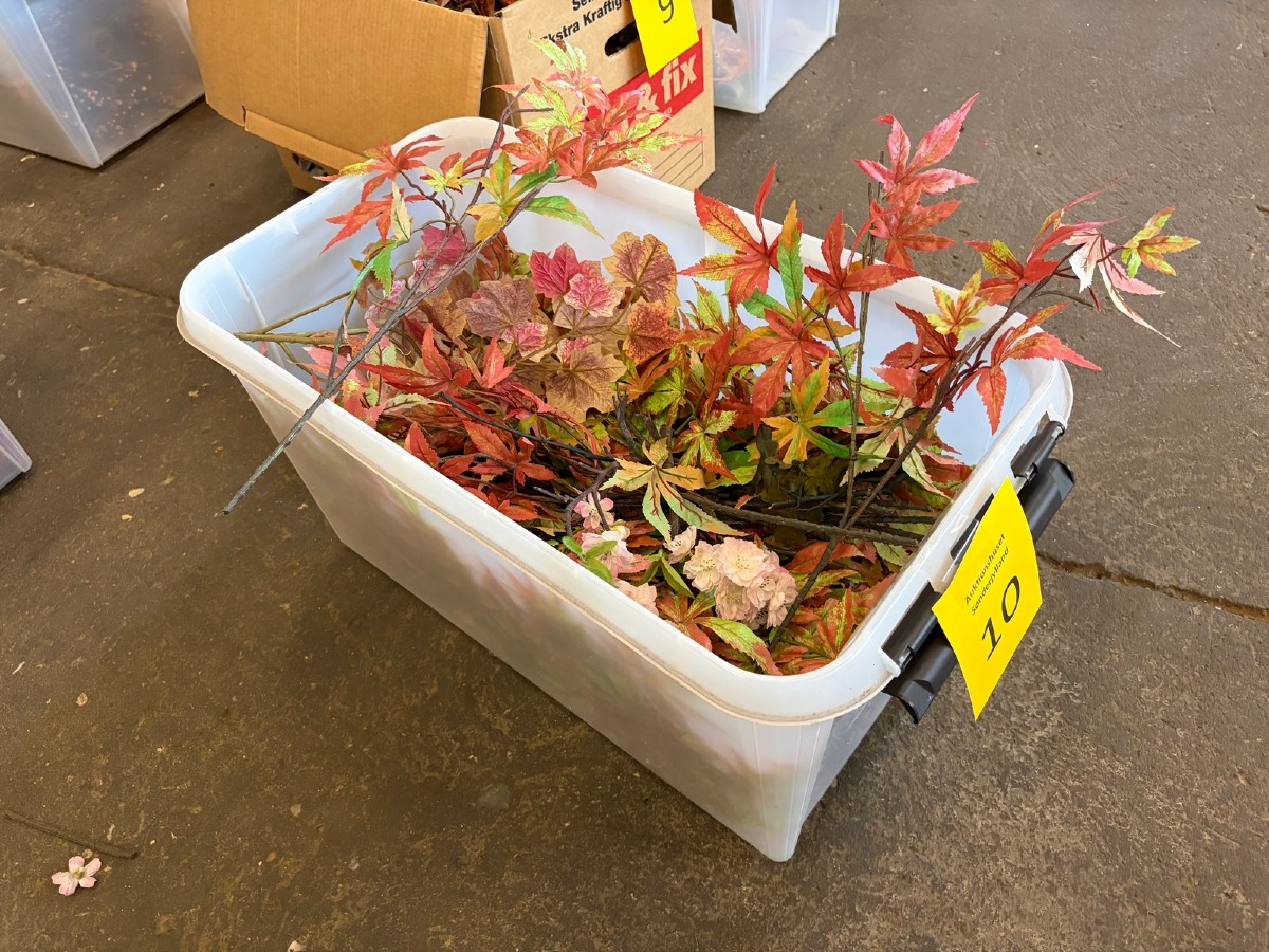 Parti kunstige efterårsgrene med ahornblade og blomster i forskellige farver