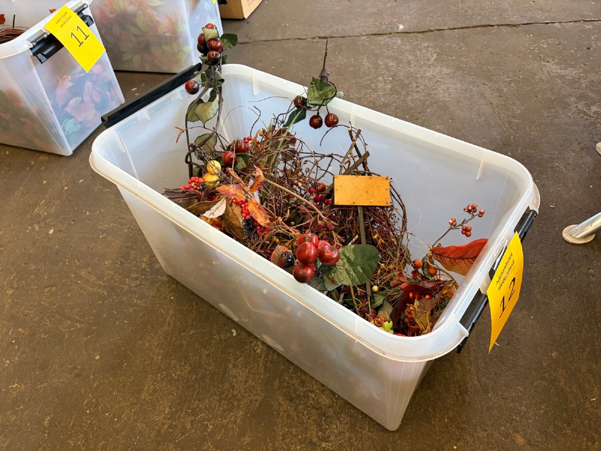 Parti kunstig efterårsdekoration – grene, bær, frugter og naturmaterialer