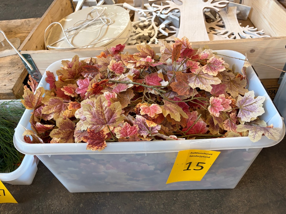 Parti kunstige efterårsgrene med vinblade i rosa, beige og orange nuancer
