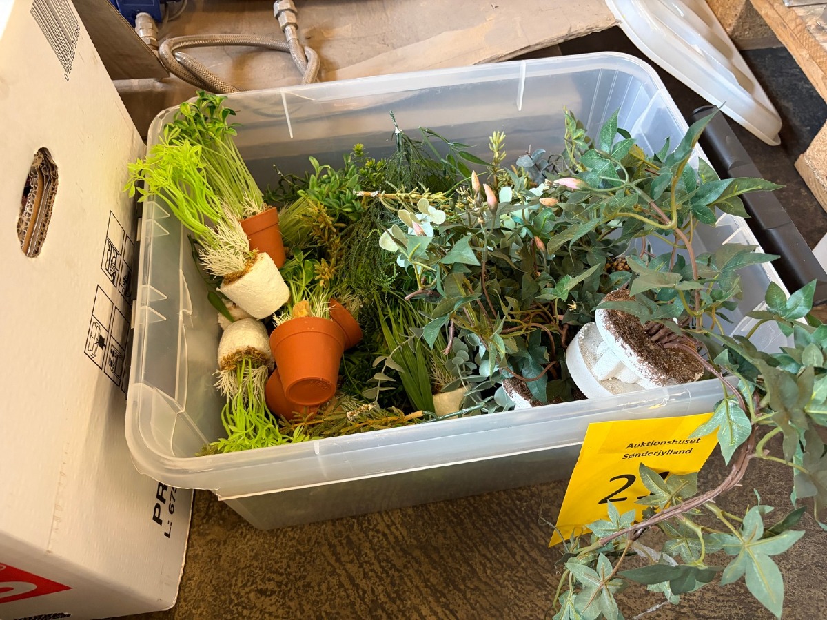 Efterårsdekoration af grene og små urtepotter