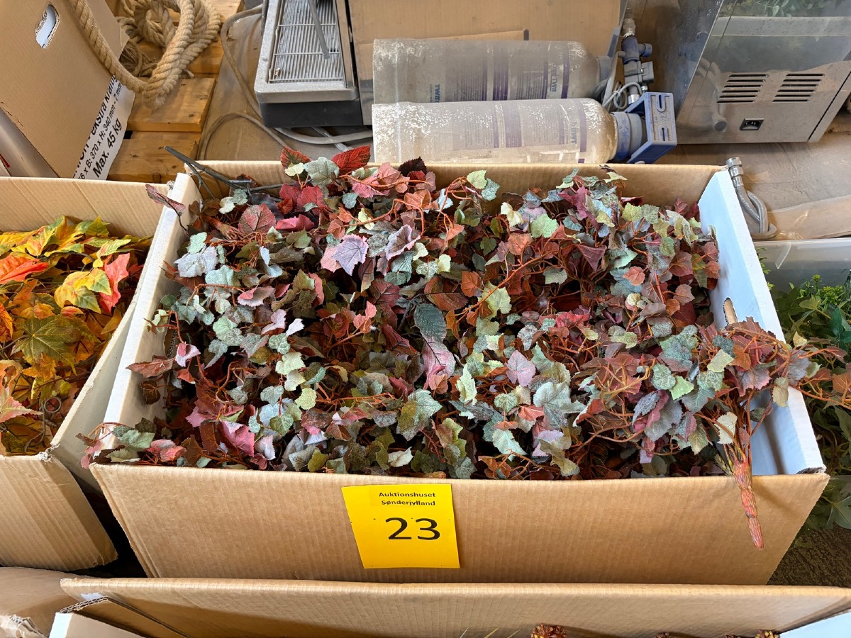 Parti kunstige efterårsgrene med vinblade i rosa, beige og orange nuancer