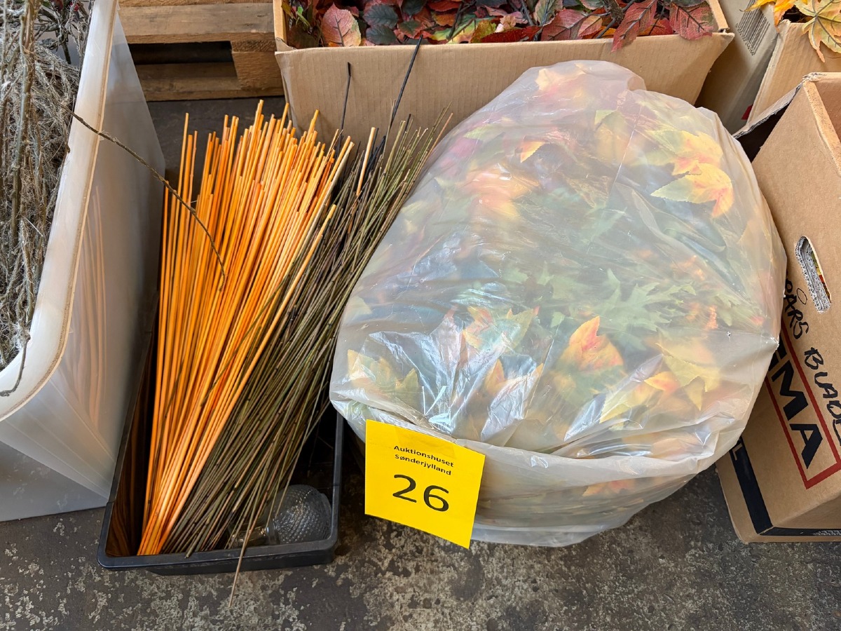 Parti kunstige efterårsgrene med blade og pinde i gule, grønne og orange nuancer