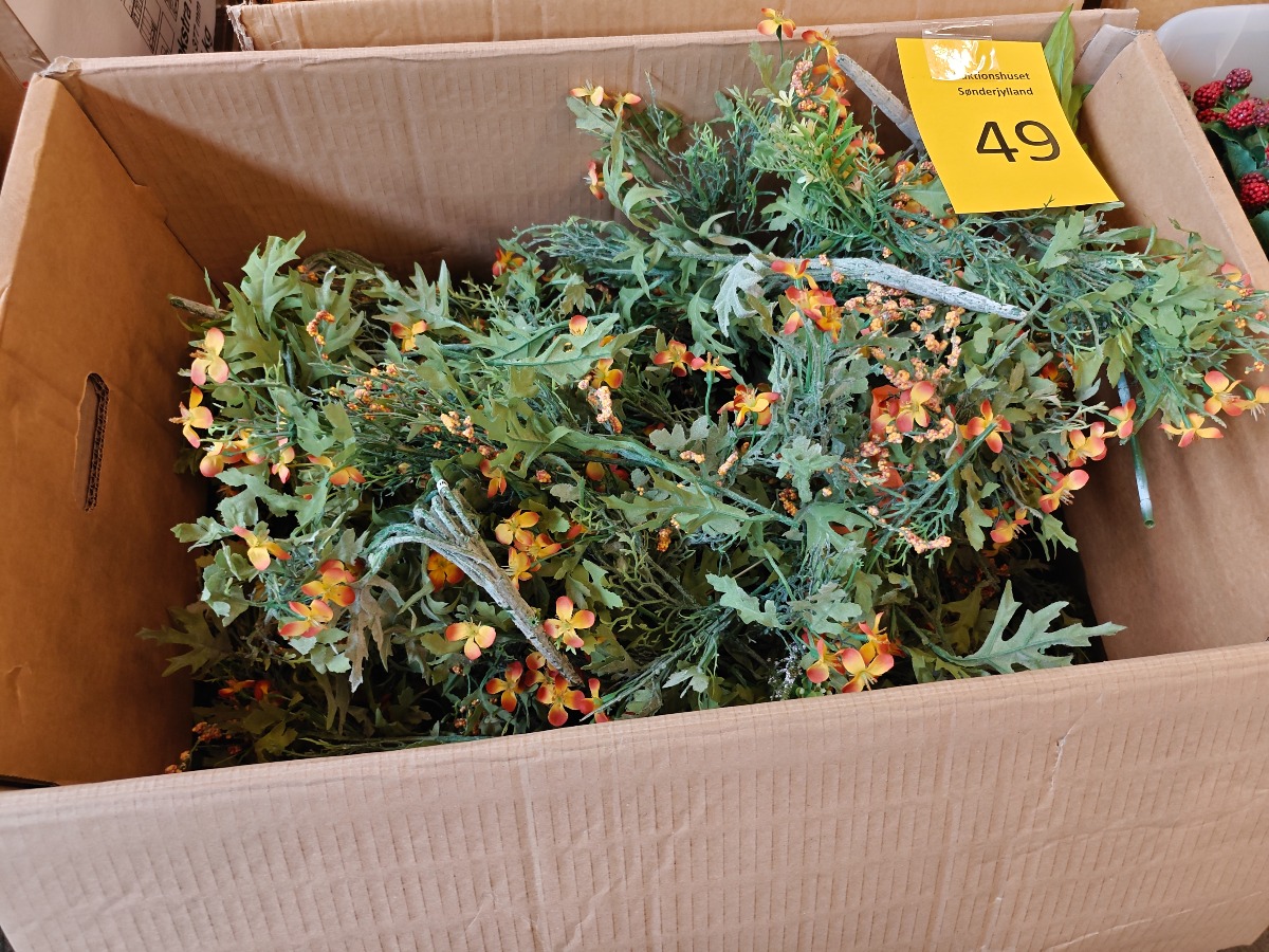 Efterårsdekoration af buketter med orange blomster