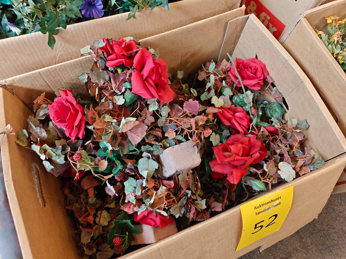 Efterårsdekoration af roser og bladbuketter