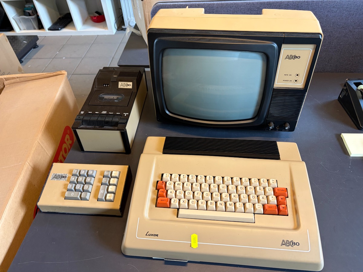 Luxor ABC 80 computeranlæg – med skærm, tastatur, kassetteenhed og numerisk tastatur