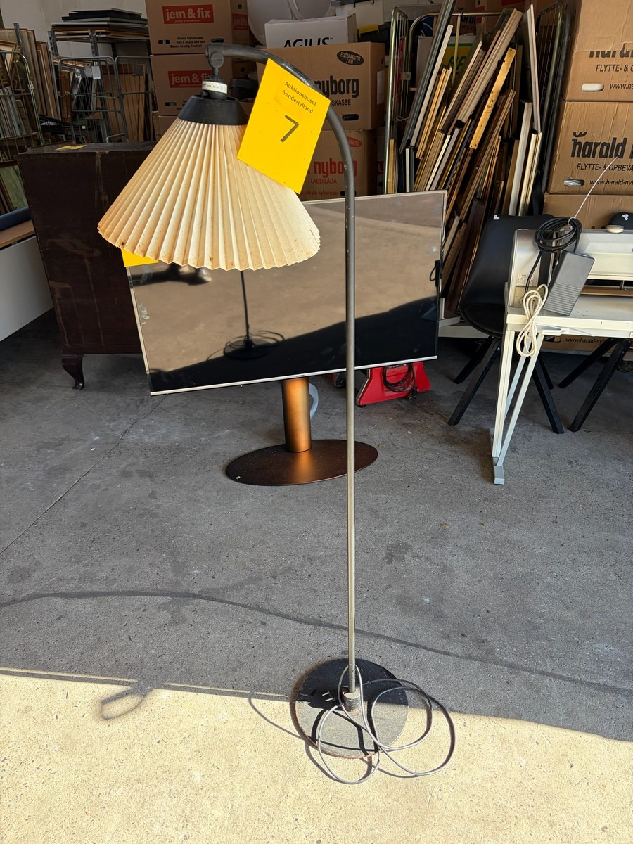 Le Klint standerlampe med plisseret skærm – H. 147 cm