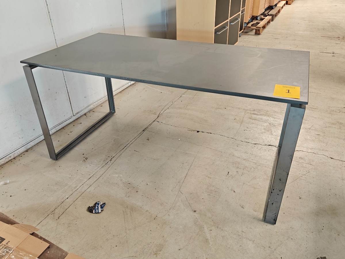 Skrivebord med matsort plade