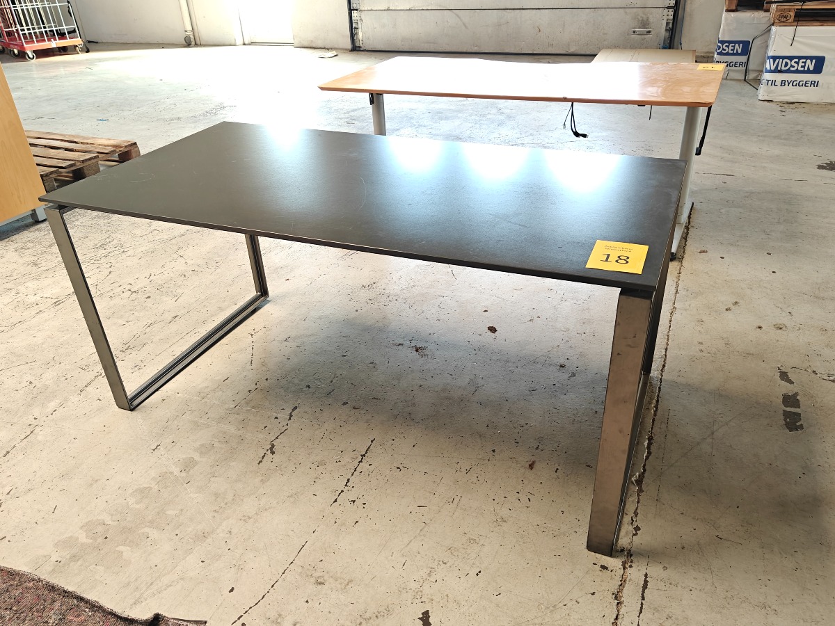 Skrivebord med matsort plade