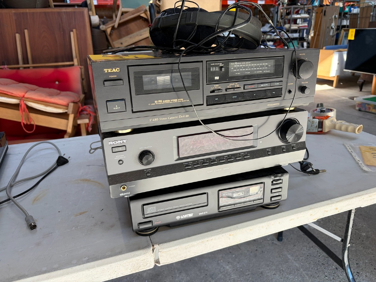 Parti HiFi-anlæg – TEAC kassettebåndoptager, Sony receiver og United CD-afspille