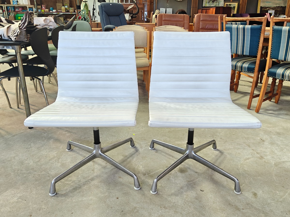 Ray og Charles Eames for Herman Miller. 2 stk. EA105. stole