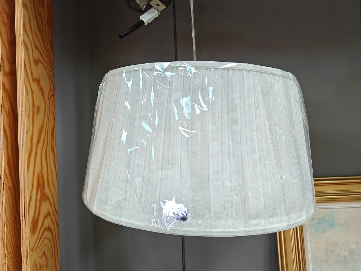 James Conran Pendel monteret med lyst stof. 
