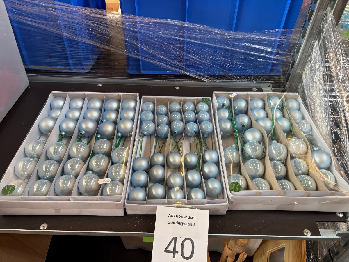 Diverse julekugler på pind