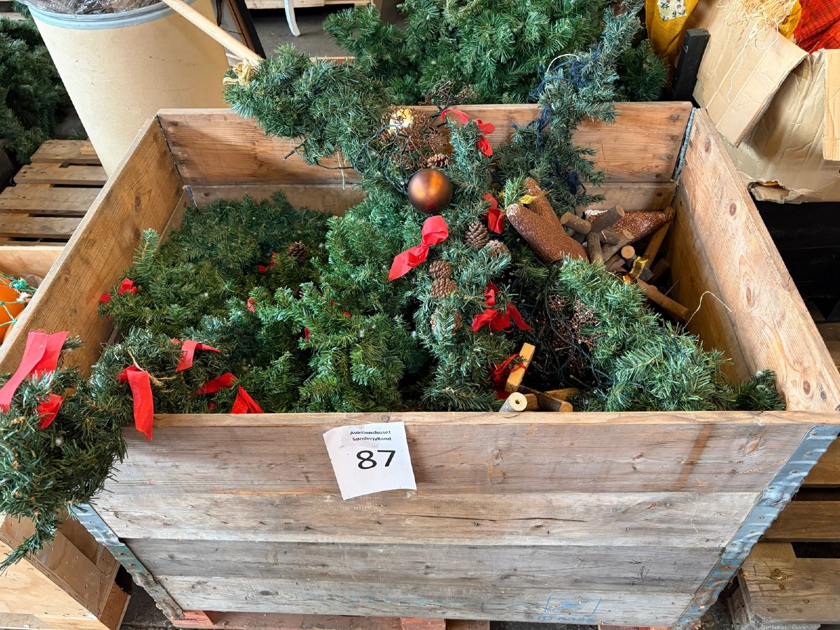 Parti kunstige juletræer på fod.