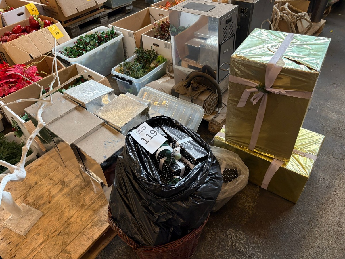 Diverse julepynt indpakkede julegaver