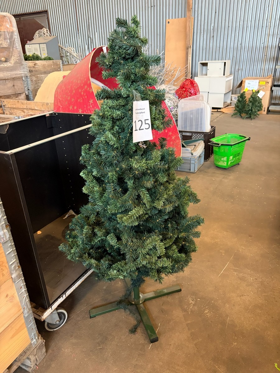 Kunstigt juletræ på fod.