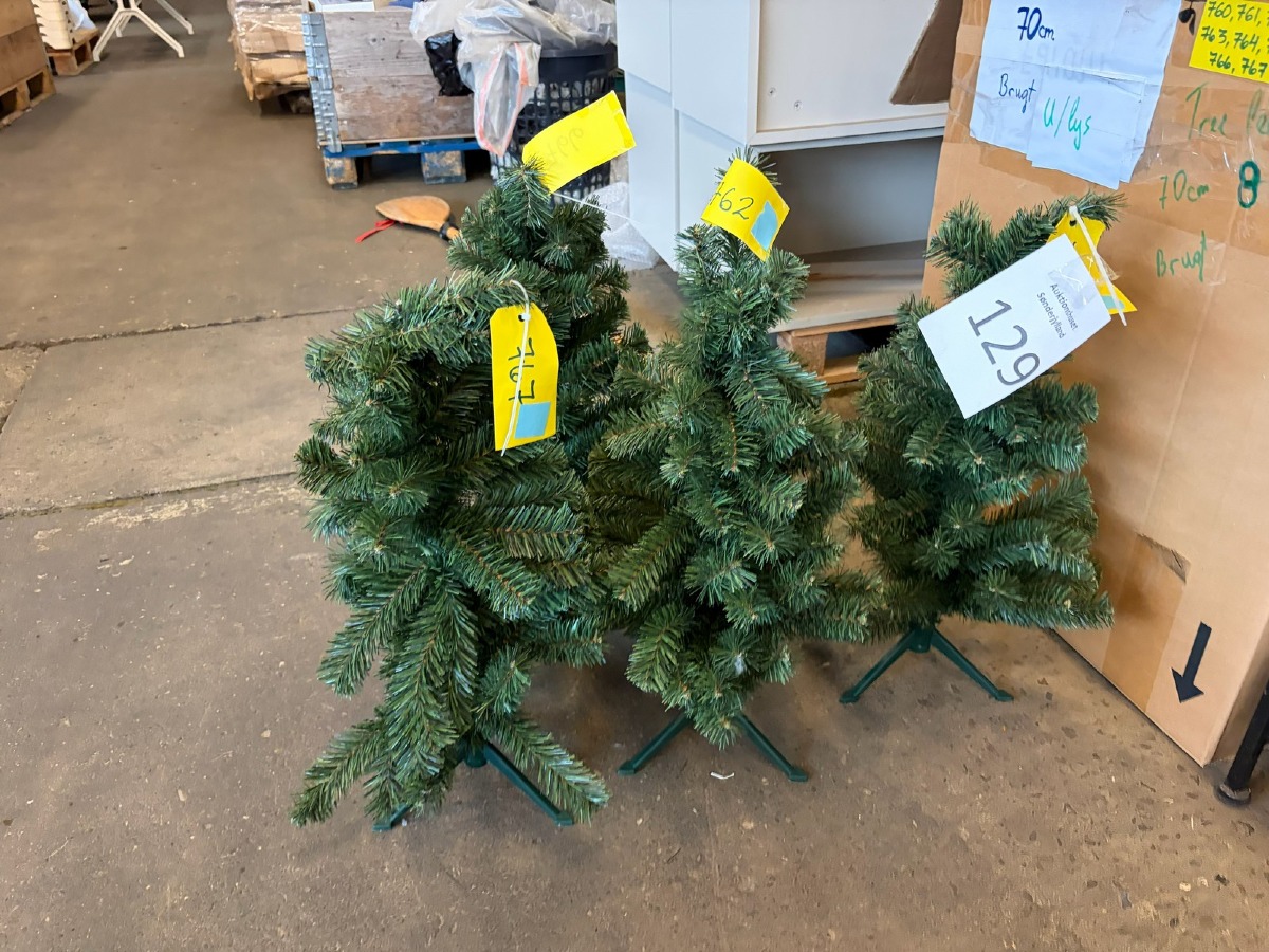 Kunstige juletræer på fod (4)