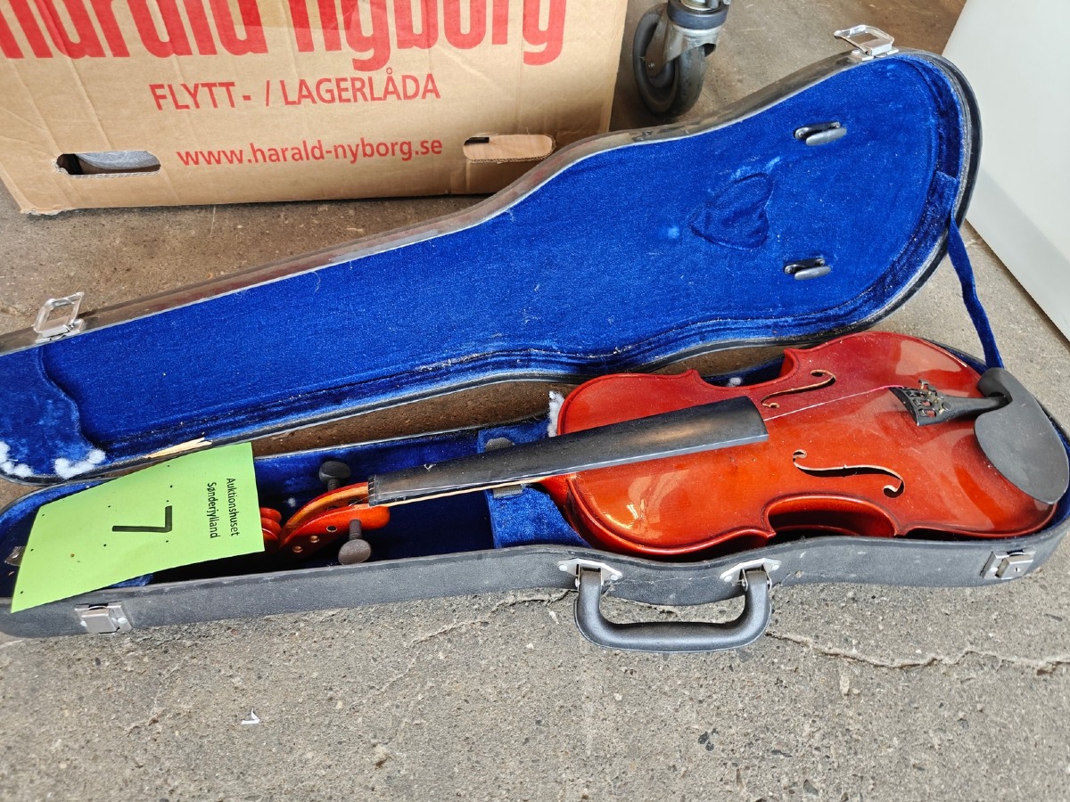 Ældre violin i kasse fra StarSound