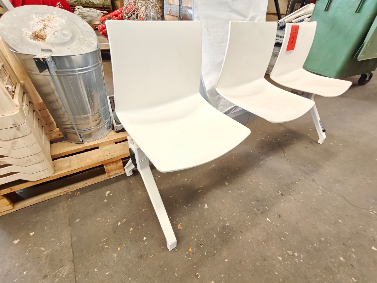Jubel PG waiting bench by Gaber