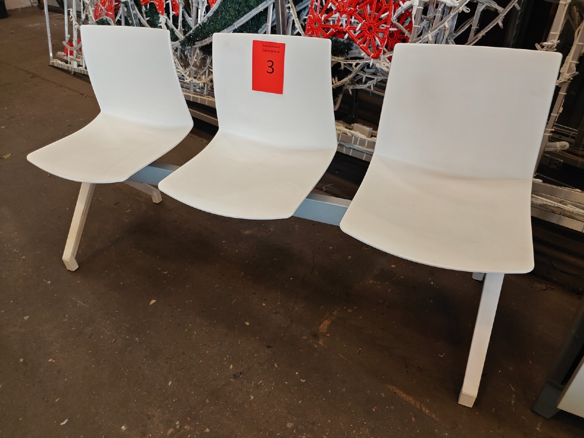 Jubel PG waiting bench by Gaber