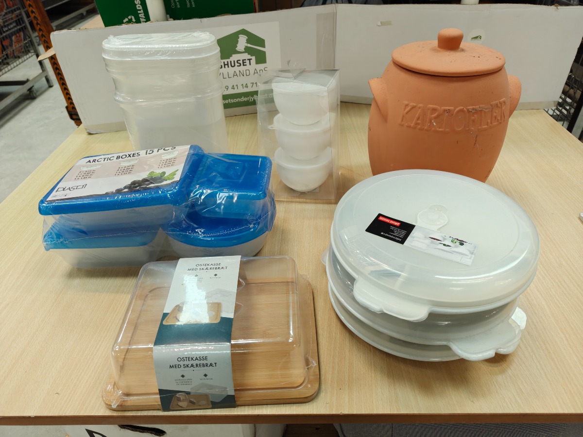 Plastopbevaring, osteklokke & kartoffelkrukke. 
