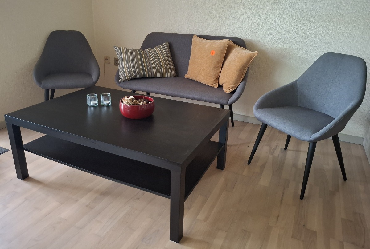 Sofa med stole, puder og bord