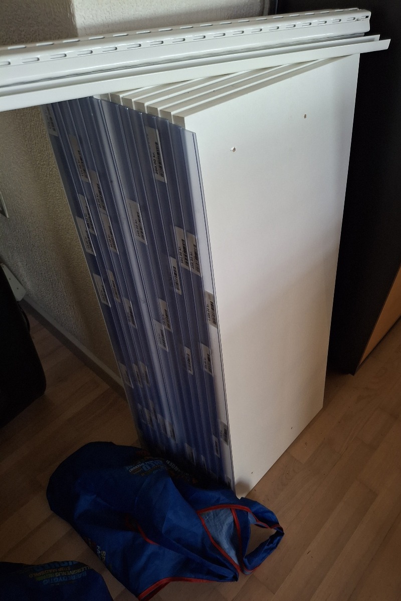 13 hylder med Elfa konsolsystem til ophængning. 2x40x90 cm