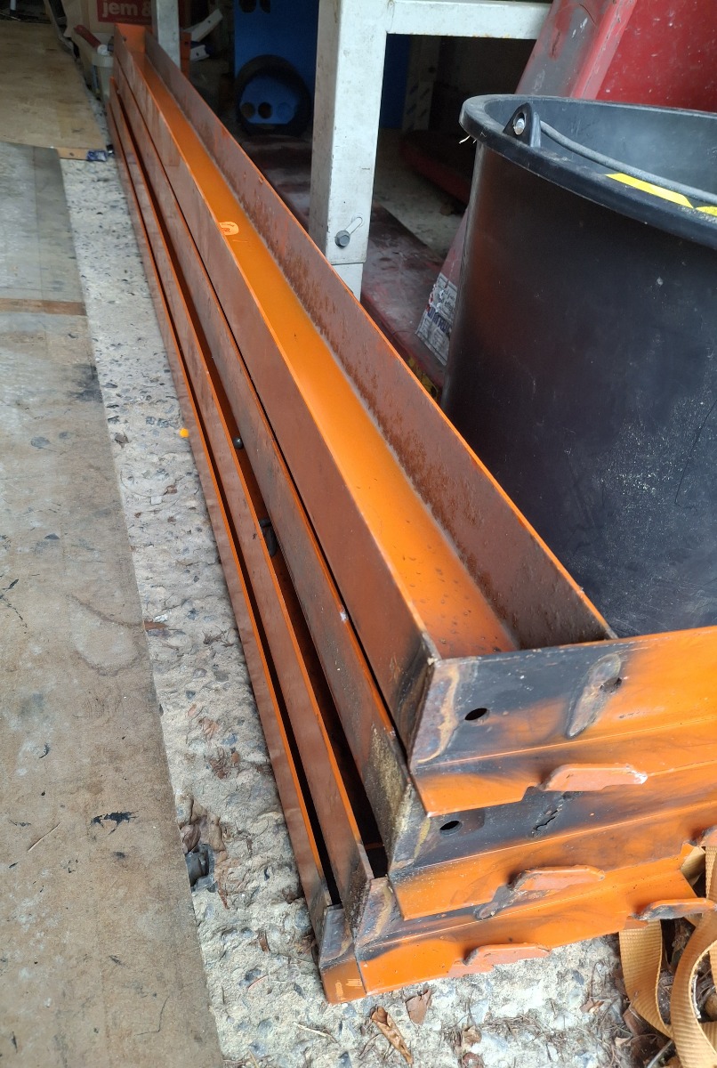 Arbejdsbord lavet af pallereol. Fire vanger og to gavle. Ca 240x120