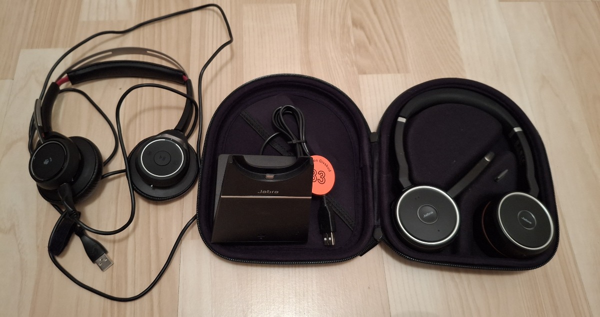 Jabra headset i cover med dongle og ladesstand og USB headset