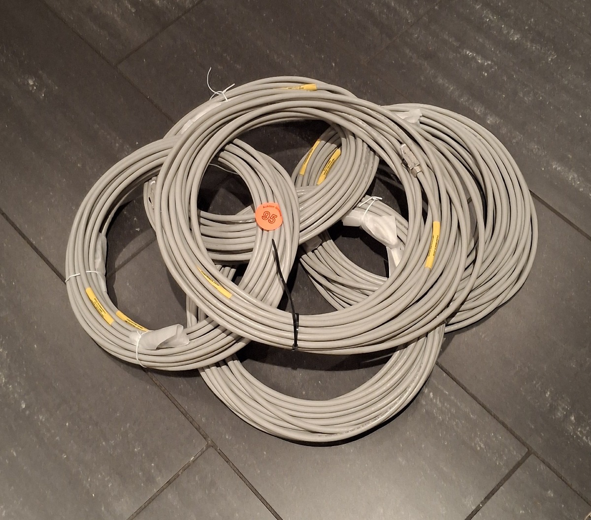 5 stk CAT 6A netværkskabler. Heraf 4 nye/ubrugte