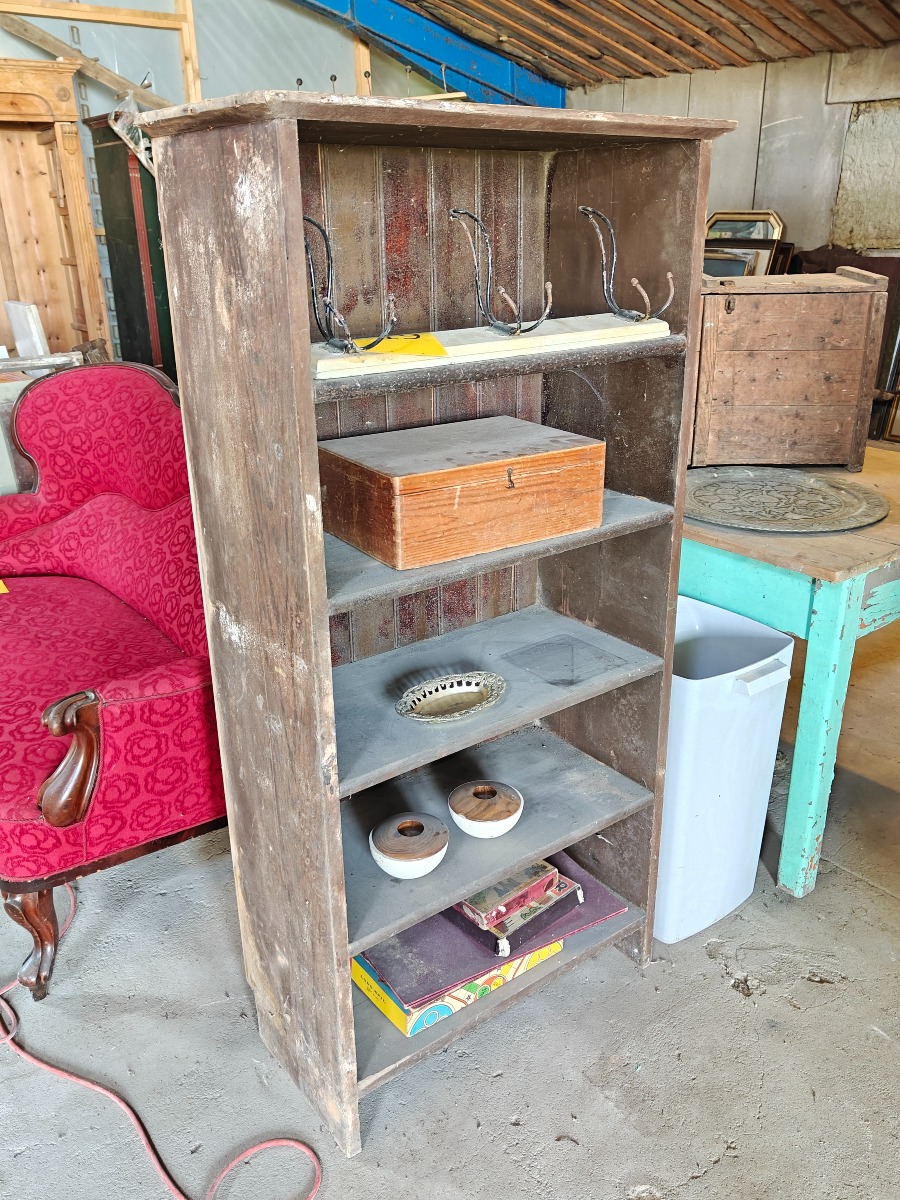 Ældre reol med diverse genstande