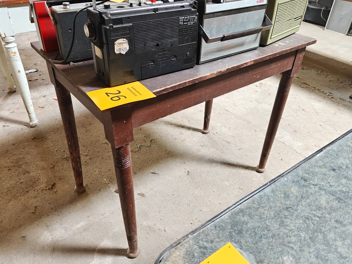 Brunmalet bord