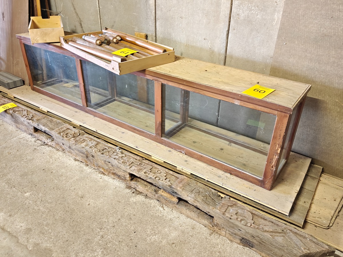 Lang væghængt vitrine