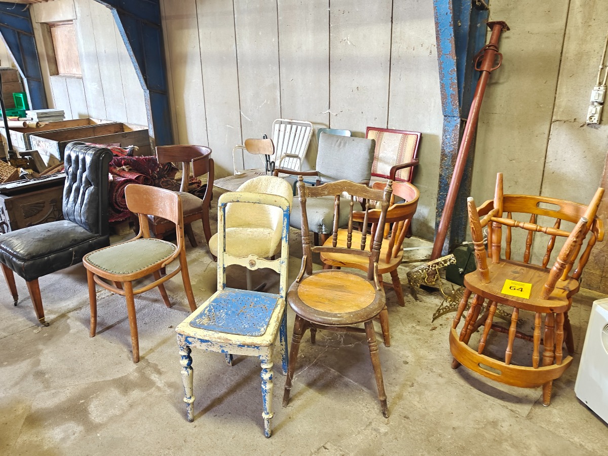 Samling af forskellige stole