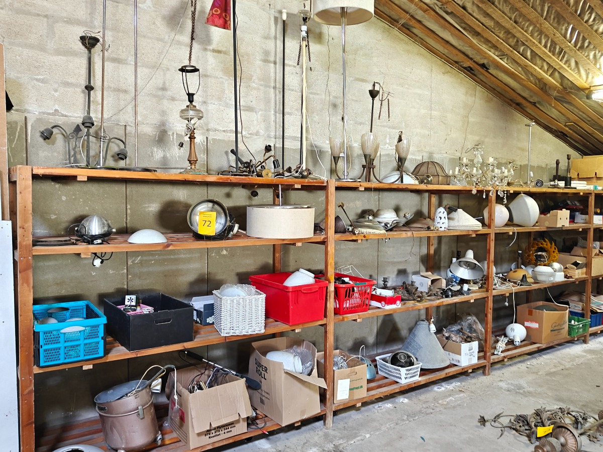 Stor samling af lamper og lampedele