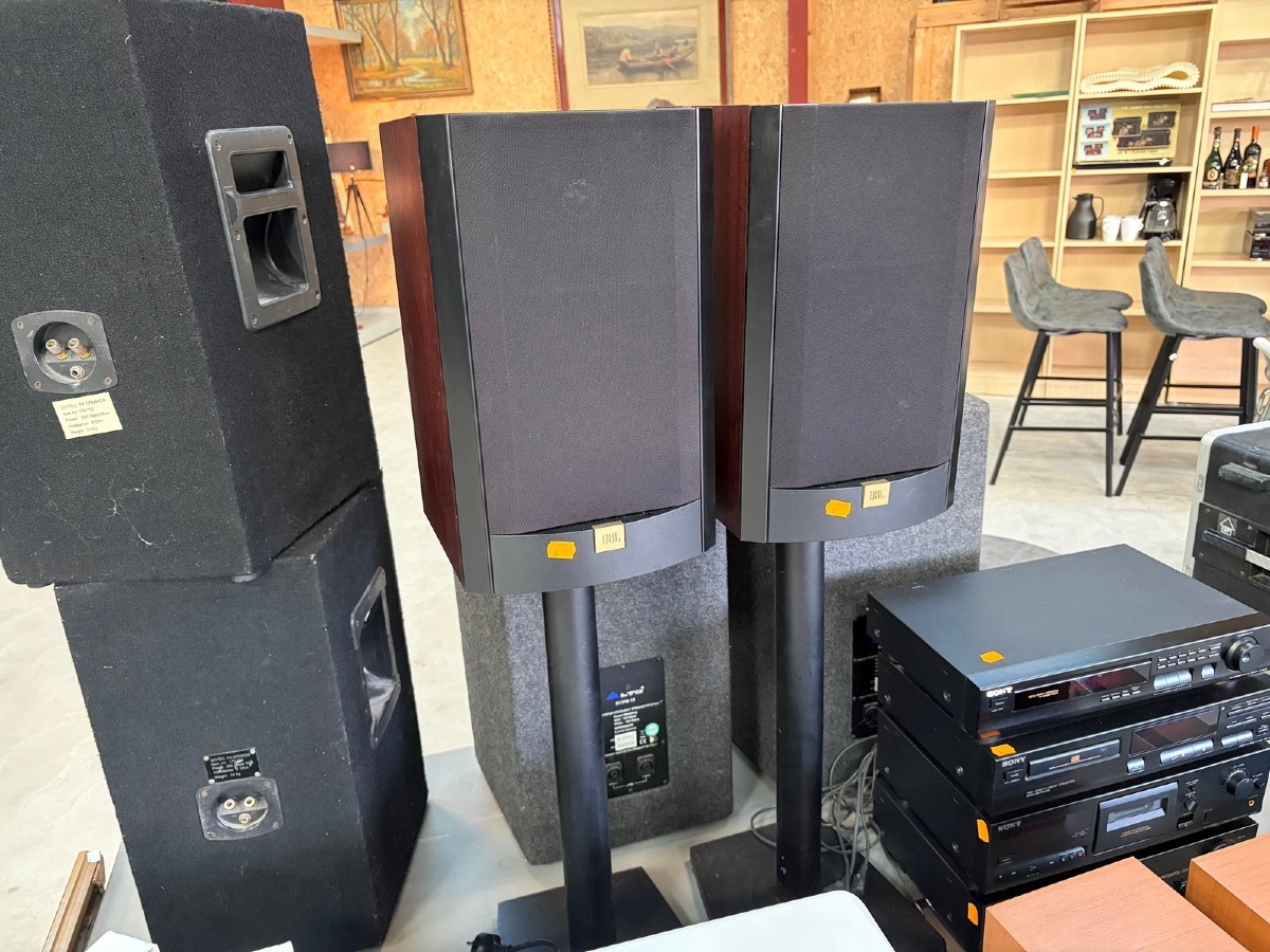 2 JBL L2000 højttalere – 4 ohm – med sorte gulvstandere