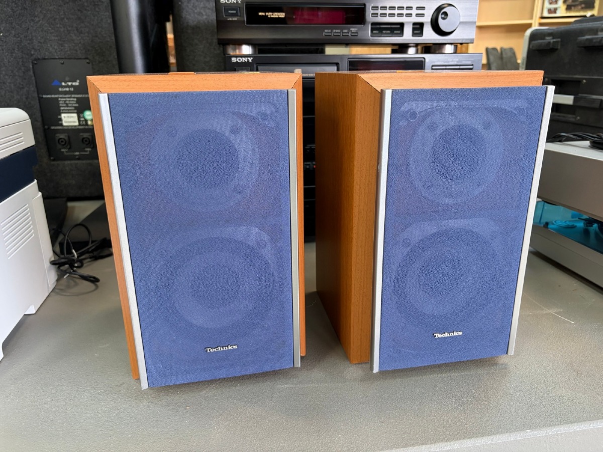 2 Technics SB-HD55A højttalere – træfinish med blå front – 100W