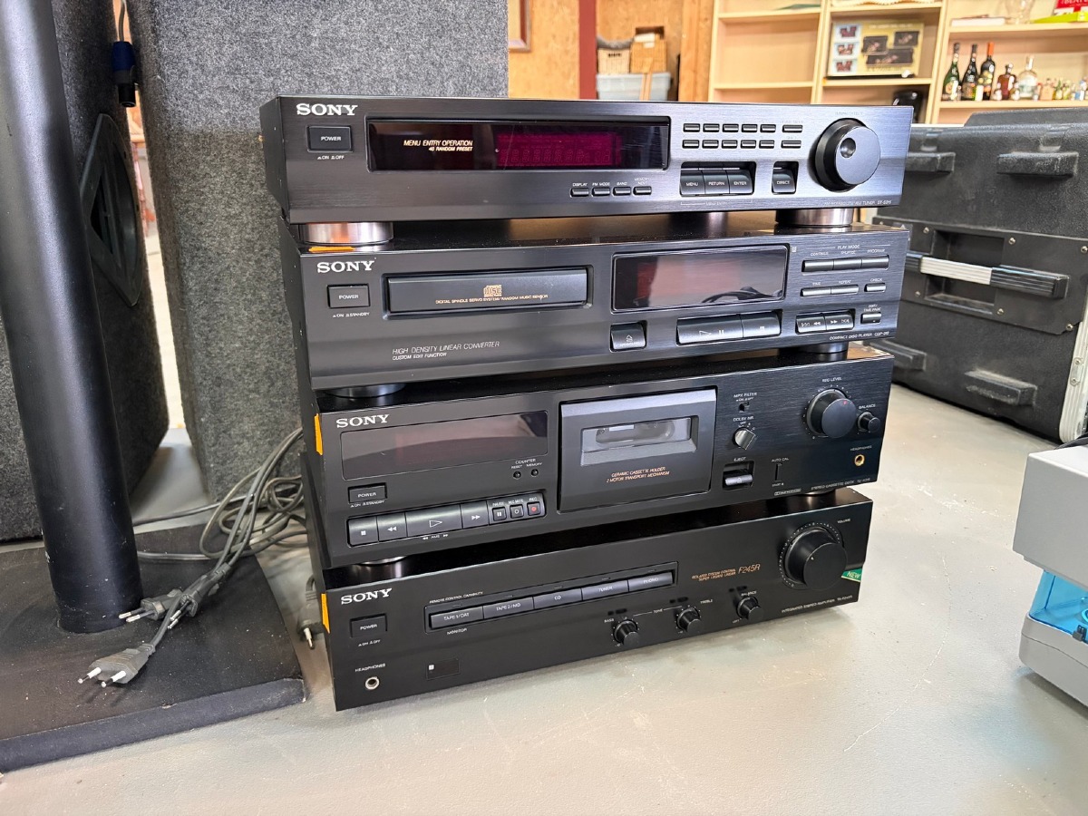 Sony Hi-Fi stereoanlæg med 4 enheder – forstærker, tuner, CD-afspiller og kassettebåndoptager
