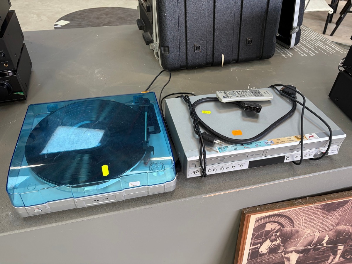 Zolid pladespiller og JVC DVD/VHS-afspiller med fjernbetjening og kabler