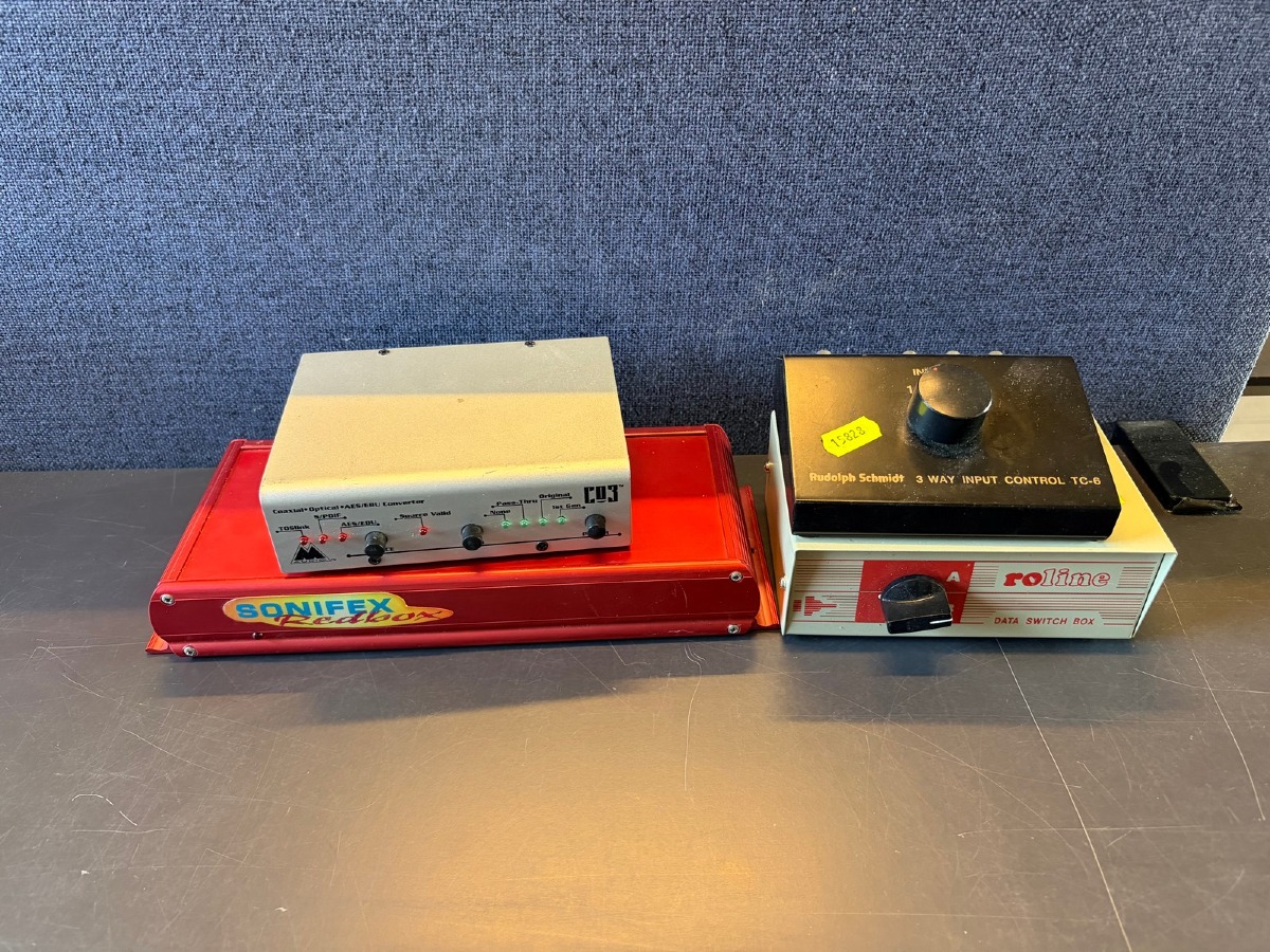 Parti lyd- og elektronikudstyr – Sonifex, M-Audio, Rudolph Schmidt og Roline