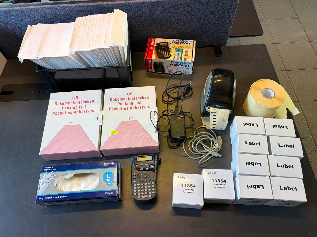 Parti DYMO, labelprintere med etiketter, pakkelommer og tilbehør