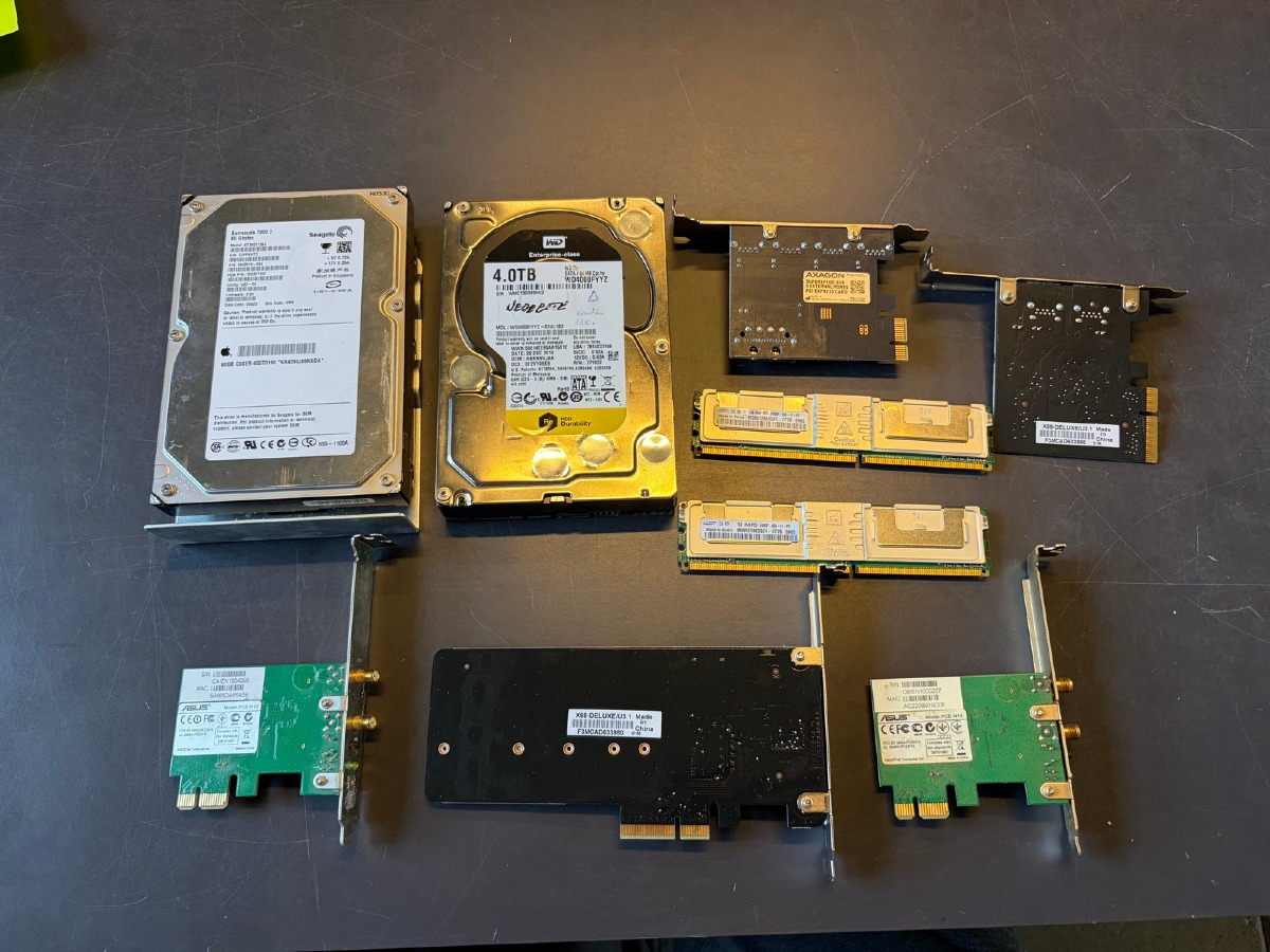 Parti computerdele – WD 4 TB og Seagate 80 GB harddiske, 2 RAM-moduler, PCIe-kort og netværkskort